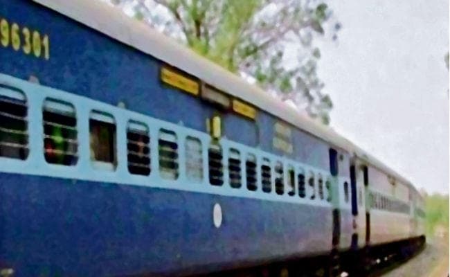 फुलवारीशरीफ : महिला के ऊपर से गुजरी ट्रेन, बाल-बाल बची