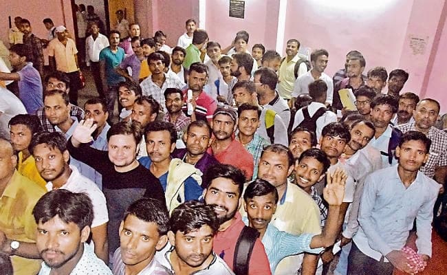 पटना : लिंक फेल, लाइसेंस को घंटों कतार में लगे रहे लोग