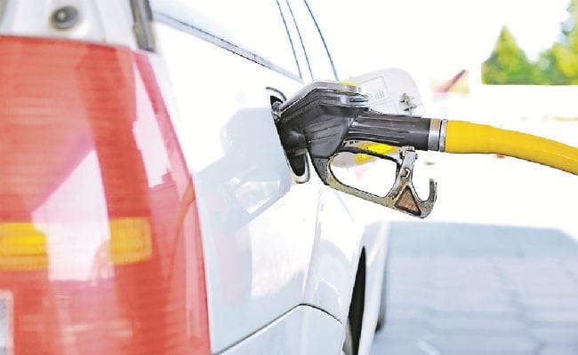 पेट्रोल की बिक्री 25% तक घटी, जानें क्‍या है वजह