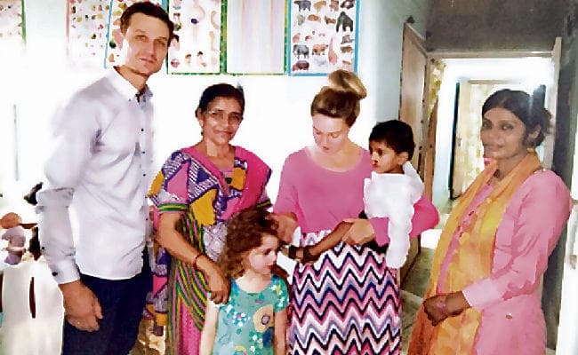 अब सात समंदर पार पलेगा अनाथ नवनीत, स्वीडन के दंपती ने दानापुर पहुंच लिया गोद