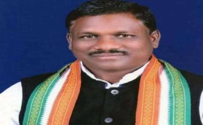 छत्तीसगढ़: कांग्रेस विधायक के बिगड़े बोल, जनता से कहा- अधिकारियों को को जूता मारना पड़े तो मारो…