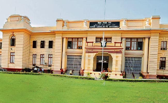 विस सचिवालय में चतुर्थ श्रेणी के 150 पदों के लिए साढ़े पांच लाख आये आवेदन, एमए डिग्री वाले भी कतार में