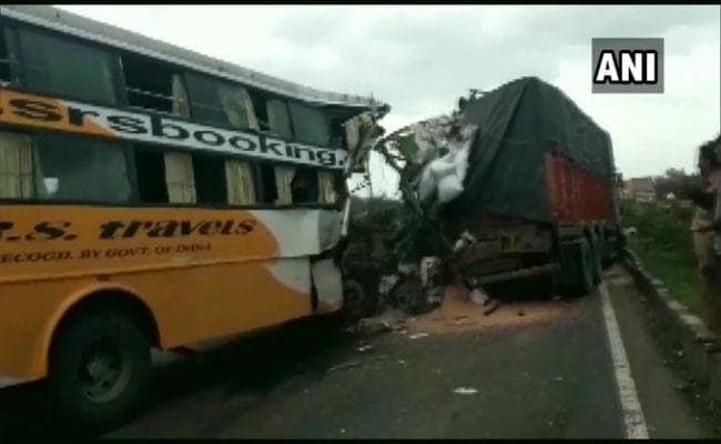 महाराष्ट्रः पुणे-बेंगलोर हाइवे पर 2 बसों में जोरदार टक्कर, छह की गयी जान