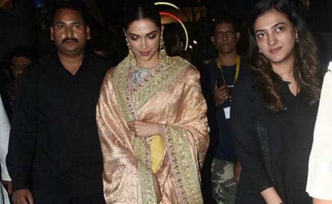 PHOTO : ट्रेडिशनल लुक में लालबागचा राजा के दर्शन करने पहुंचीं दीपिका पादुकोण