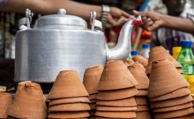 Plastic उत्पाद के खिलाफ पहल : देश के 400 रेलवे स्टेशनों पर मिट्टी के कुल्हड़ और गिलास में मिलेगी चाय और लस्सी