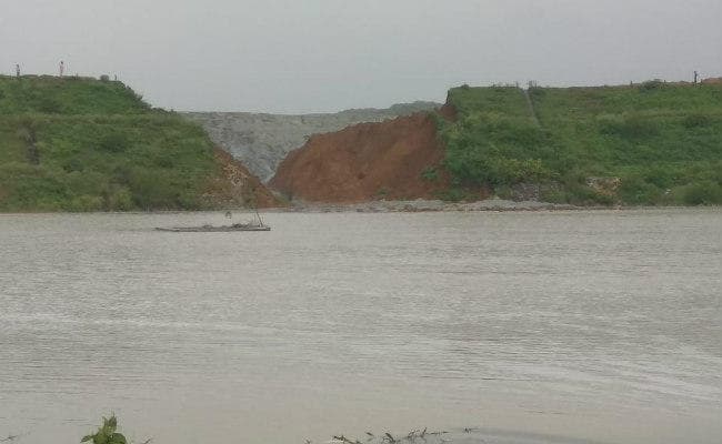 आफत बनकर टूटा डीवीसी का ऐश पॉन्ड, 50 परिवारों के घरों में घुसा पौंड का पानी