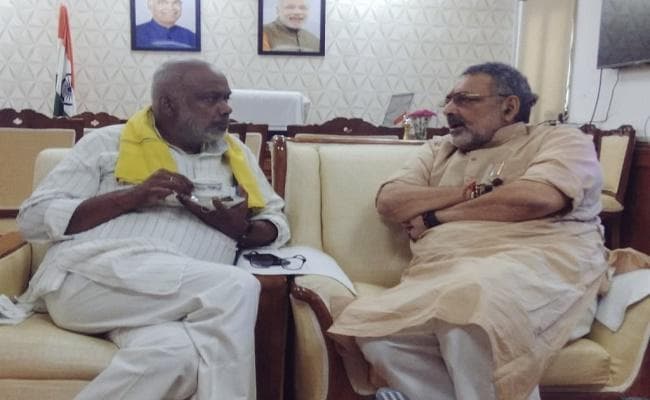 बिहार में एनडीए के "कप्तान" पर जारी सियासी घमासान के बीच दिल्ली में गिरिराज सिंह ने मिले संजय पासवान