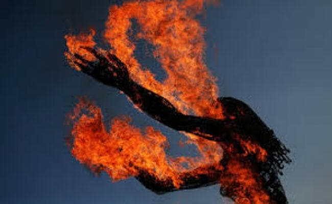 आग में झुलसी महिला की मौत, पति गिरफ्तार