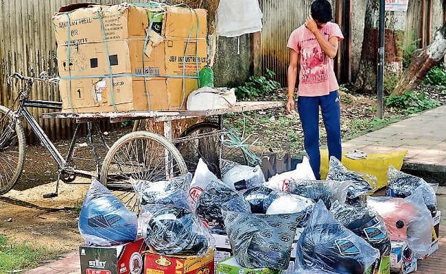 रांची : सड़क के किनारे लोकल हेलमेट बेचनेवालों की चांदी