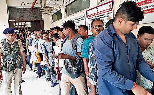 रांची : ड्राइविंग लाइसेंस बनवाने की मारामारी सुबह 7:00 बजे से लाइन लगा रहे लोग