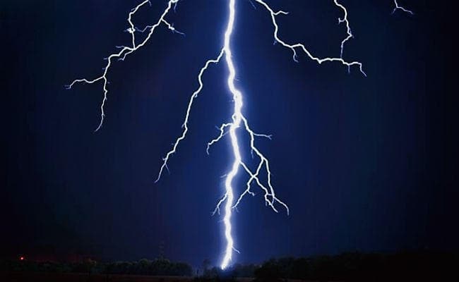 मझिआंव में पेड़ पर गिरा ठनका दो सगे भाई समेत आठ की मौत