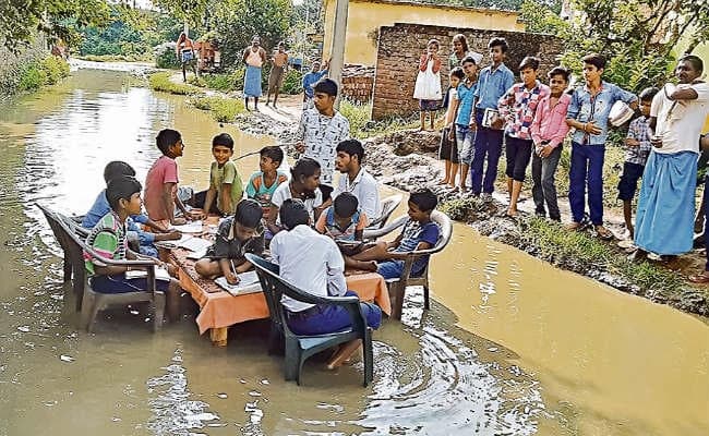 रोहतास : कीचड़ में बैठ पढ़ाई कर जताया विरोध