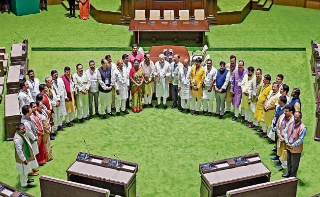 पीएम ने विधानसभा भवन घूमकर देखा, ली जानकारी