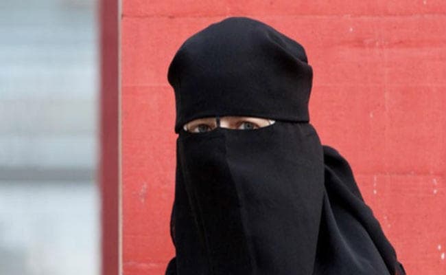 सऊदी अरब: ‘बागी'' महिलाएं छोड़ रही हैं बुर्का पहनना, करना पड़ रहा है घूरती नजरों का सामना