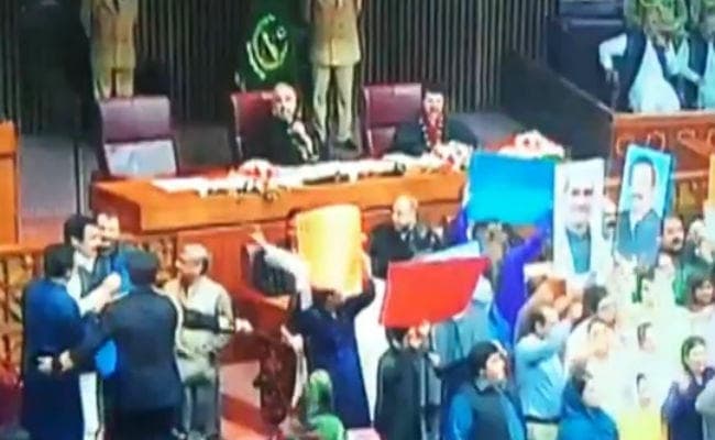 पाकिस्तानी संसद में दे दनादन, नेताओं ने खूब चलाये लात घूसे,इमरान की फजीहत, पाक पत्रकार ने शेयर किया वीडियो