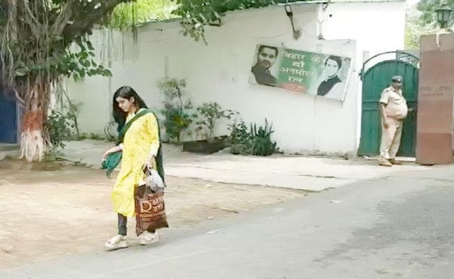 राबड़ी आवास से रोते हुए अकेले निकली लालू प्रसाद यादव की बड़ी बहू ऐश्वर्या राय, फिर...