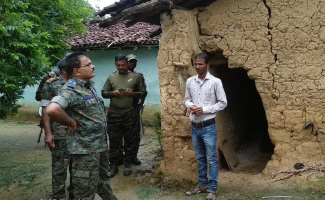 गुमला : 15 लाख के इनामी नक्सली बुद्धेश्वर उरांव के घर कुर्की जब्ती