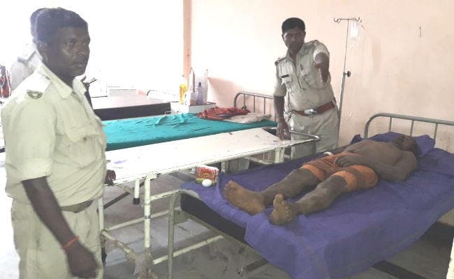 दुमका : बच्चा चोरी के संदेह में ग्रामीणों ने अधेड़ को पीटा, स्थिति गंभीर, धनबाद रेफर