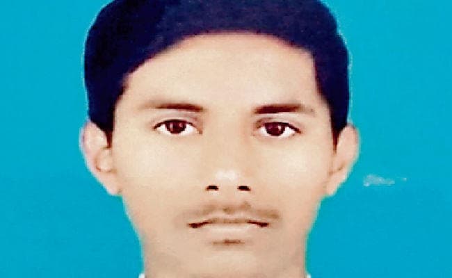 12 किमी साइकिल चला कर रोज आता है पढ़ने कॉलेज की गलती से नहीं बैठ पायेगा परीक्षा में