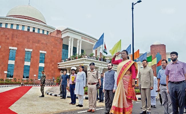 नये विधानसभा भवन को देख माननीय हुए अभिभूत, गले मिले-हाथ मिलाया, एक दूसरे की जीत की कामना की