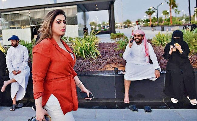 बुर्का पहनना छोड़ रही हैं सऊदी की महिलाएं