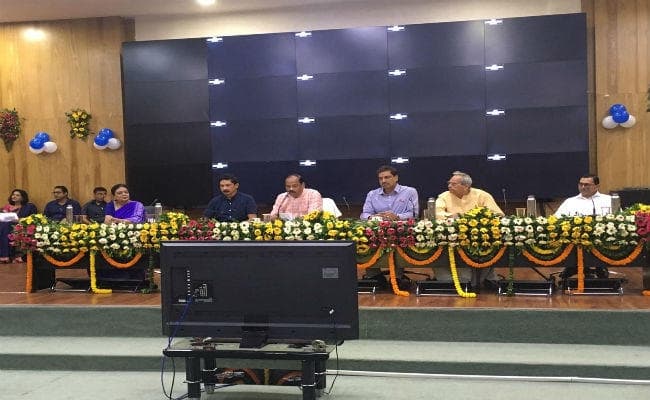 #हिंदी_दिवस : CM रघुवर दास ने कहा, अधिकारी बोलचाल में हिंदी को अपनाएं, एक-एक लाख पुरस्कार की भी घोषणा की