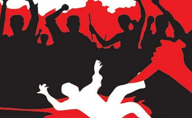 बच्चा चोरी के शक में विक्षिप्त वृद्धा की पिटायी, पुलिस ने बचाया