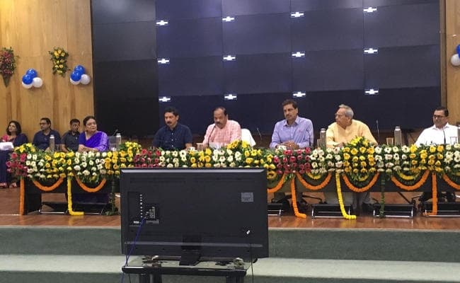 हिंदी दिवस पर रघुवर दास का एलान, रांची में बनेगा हिंदी भवन, अगले वर्ष मोरहाबादी में होगा कवि सम्मेलन