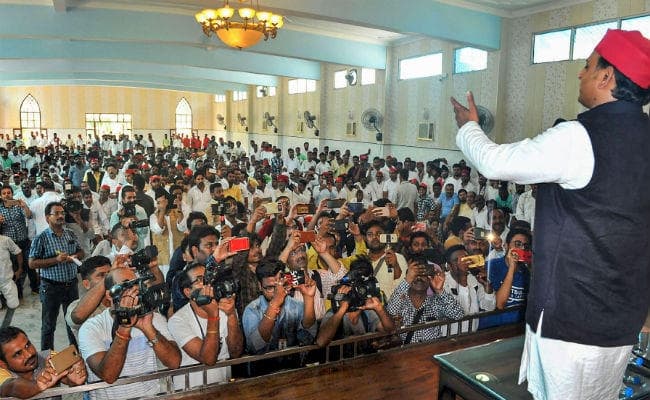 अखिलेश ने कहा- सत्ता में आते ही आजम के खिलाफ दर्ज सभी मामले वापस लिये जायेंगे