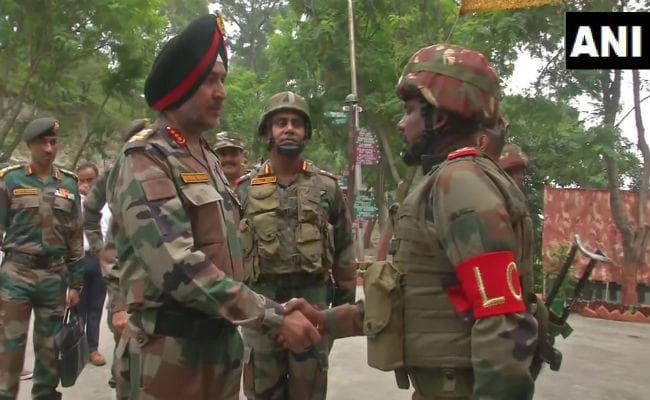 सेना के कमांडर ने जम्मू क्षेत्र में LoC के पास अग्रिम चौकियों का किया दौरा