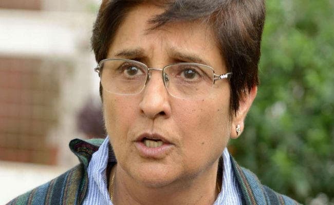 बैलगाड़ी से किरण बेदी पहुंचीं गांव, रास्ते में गिरा आइफोन