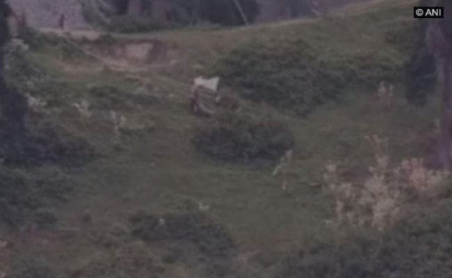 पाकिस्तान ने LoC से अपने सैनिकों के शव ले जाने के लिए दिखाया सफेद झंडा