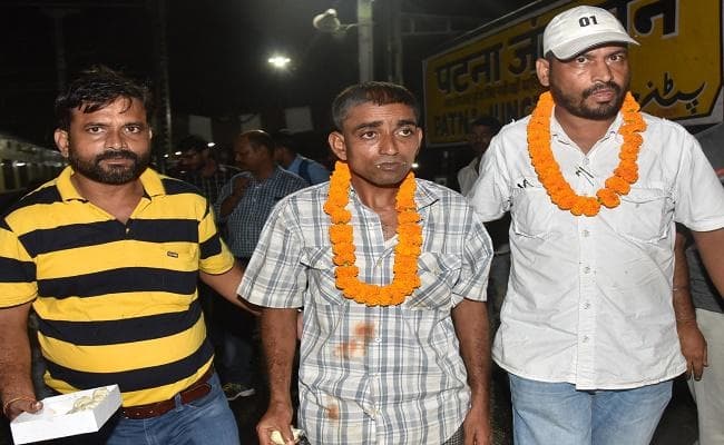 बांग्लादेश की जेल में 11 साल से कैद दरभंगा निवासी सतीश चौधरी रिहा, सकुशल घर पहुंचे