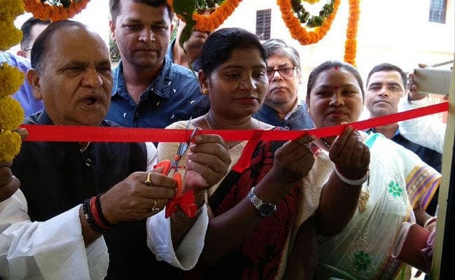 गरीब लोगों के लिए खादगढ़ा बस स्‍टैंड के पास बना आश्रयगृह, नगर विकास मंत्री ने किया उद्घाटन