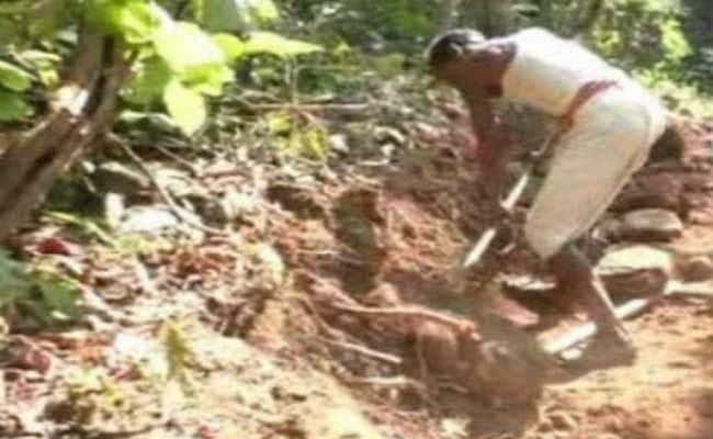 कान्हाचट्टी में पहाड़ काट कर बना दी सड़क