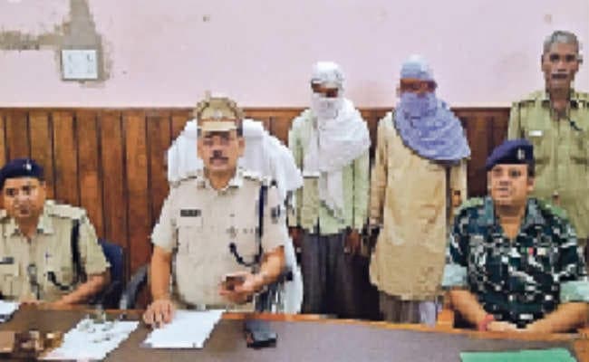 जवानों की हत्या व हथियार लूट में दो नक्सली गिरफ्तार