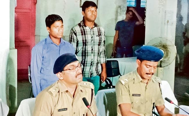 चार लाख रुपये के इनामी नक्सली मंगल सिंह मुंडा ने झारखंड-ओड़िशा की सीमा पर किया सरेंडर