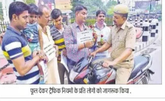 बिना हेलमेट जा रहे वर्दीधारी को देख भड़के लोग, जबरन रोककर कटवाया चालान