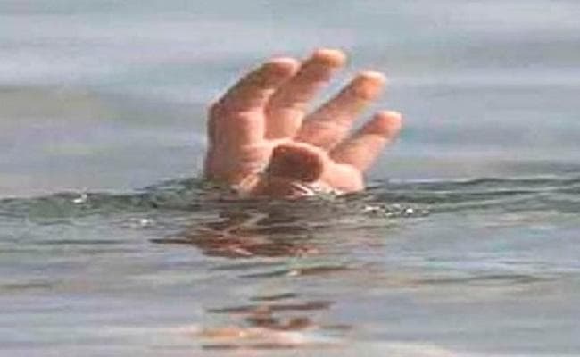 तालाब में डूब रही मां को बचाने गया नाबालिग बेटा भी डूबा, दोनों की मौत