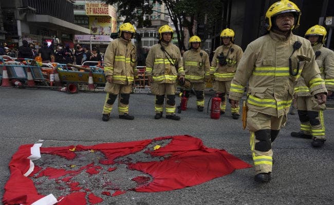 हांगकांग में फिर हिंसा, प्रदर्शनकारियों पर दागे गये आंसू गैस के गोले