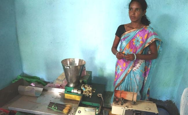 नक्सलियों के गढ़ कोलेंग गांव में तैयार हो रही अगरबत्ती, राज्य में बिखेर रही खुशबू