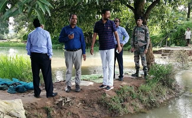 कुरडेग का पक्का बांध टूटने की कगार पर, ग्रामीणों ने मिट्टी से रोकने का किया प्रयास