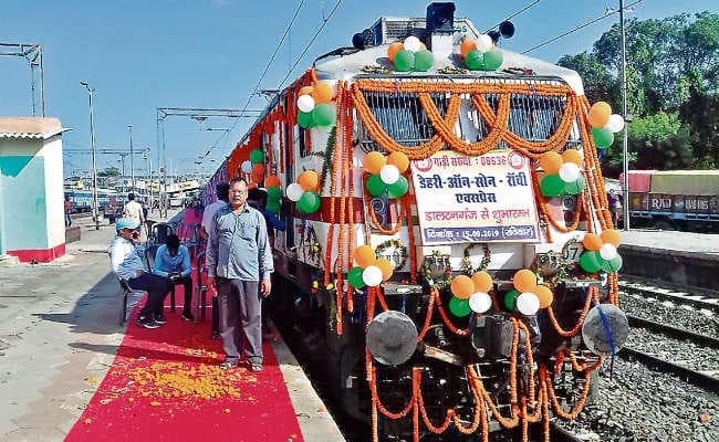 डेहरी-रांची इंटरसिटी एक्सप्रेस को दिखायी हरी झंडी