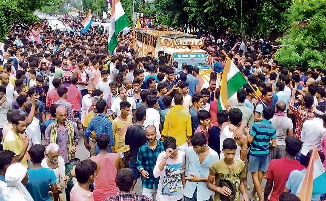 शहादत पर गर्व : शहीद कमलेश को अंतिम विदाई देने उमड़ी लोगों की भीड़