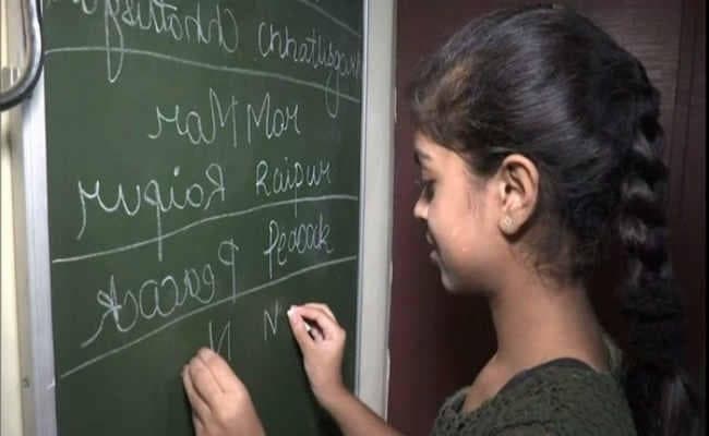 थ्री इडियट्स फिल्म से प्रेरित हुई छात्रा, एक साथ दोनों हाथों से लिखकर हो रही प्रसिद्ध