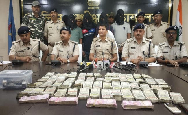 बस लूट कांड: दुमका पुलिस ने बरामद किए 35.50 लाख रुपये, चालक समेत चार गिरफ्तार
