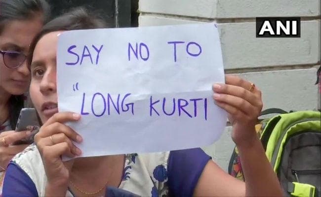 लॉग कुर्ती पहनने के आदेश का छात्राओं ने किया विरोध, कहा- Say No to long kurti