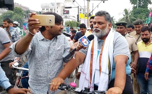 बेटी बचाओ-युवा बचाओ साइकिल यात्रा पर निकले पप्‍पू यादव, कहा- डबल इंजन वाली सरकार छीन रही रोजी रोटी