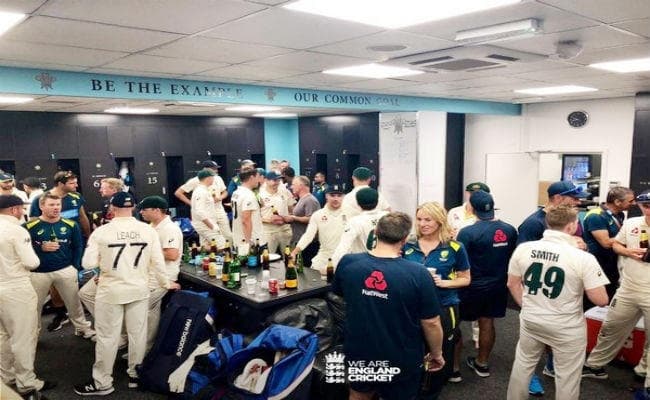 एशेज ड्रॉ होने के बाद इंग्‍लैंड और ऑस्‍ट्रेलियाई टीम के खिलाडियों ने साझा किया ड्रेसिंग रूम