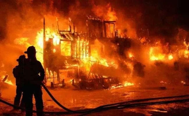 भीषण अग्निकांड में 14 दुकानें जल कर